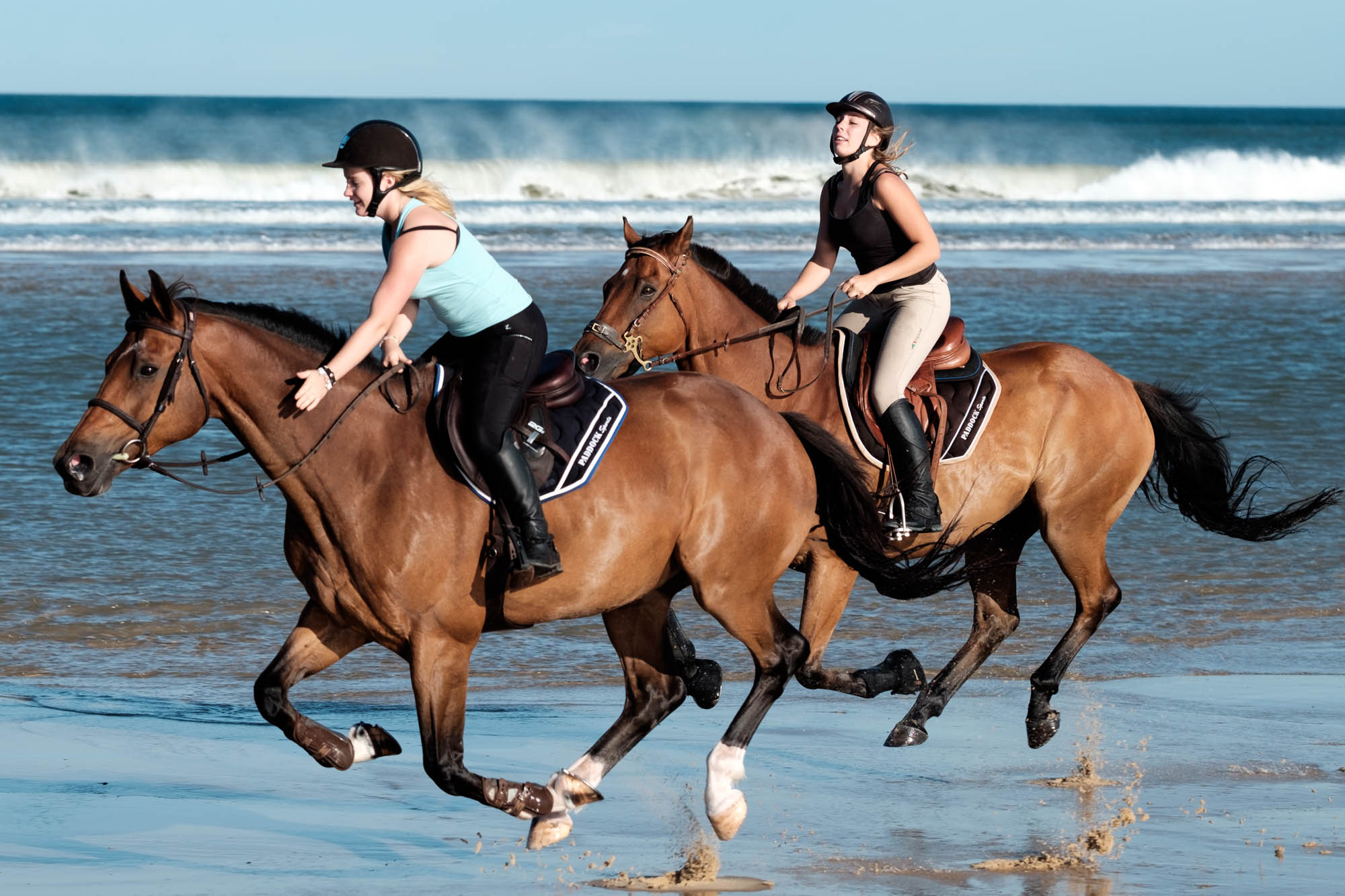 Reiterinnen am Strand von Le Porge Océan